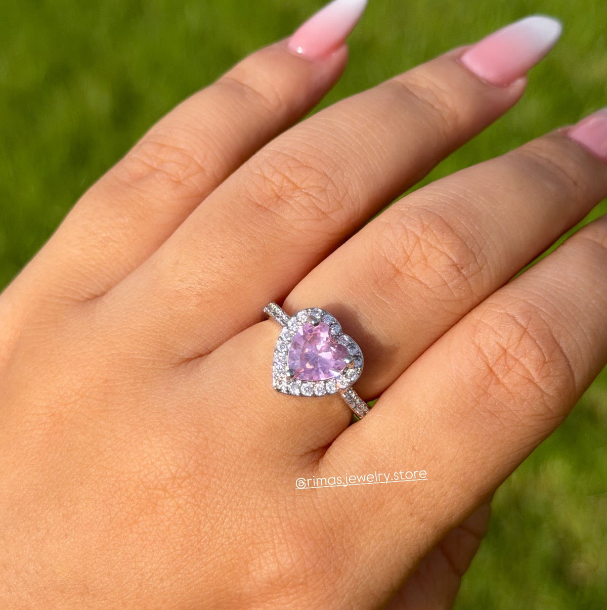 Bague Rosalie cœur argentée portée à la main