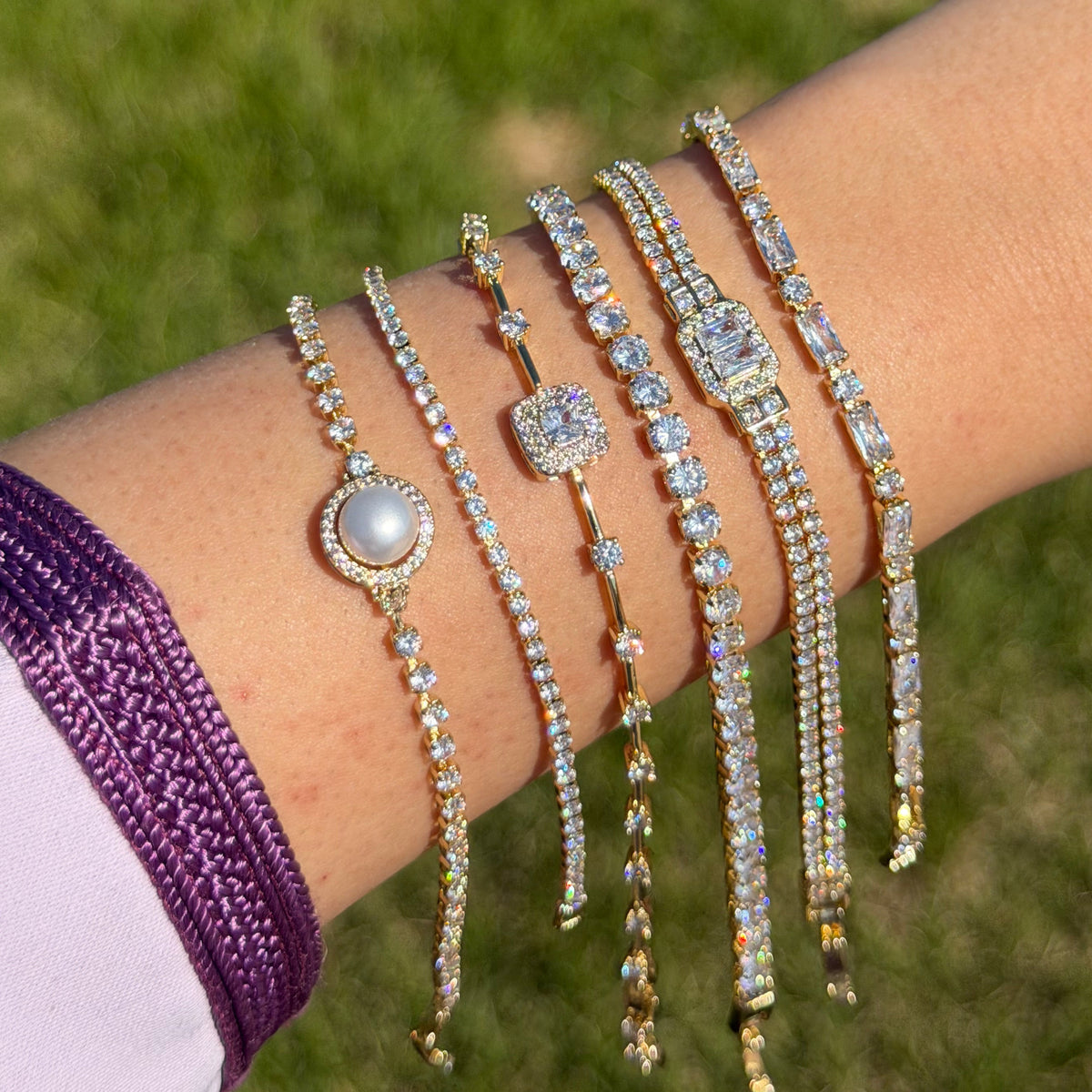Bracelet rivière zircons lumineux porté au poignet pour soirée élégante