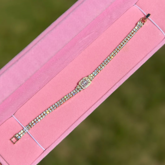 Bracelet rivière double rang brillant avec pierre centrale sur boîte rose