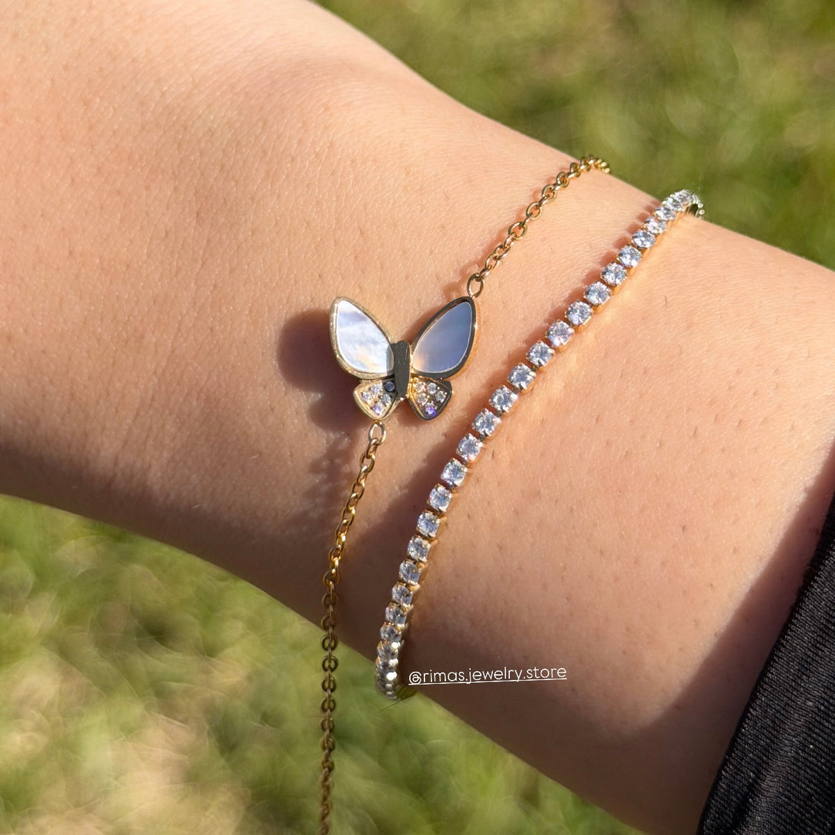 Gourmette papillon nacré dorée chic et féminine. Bracelet élégant résistant à l’eau, idéal en cadeau femme au Maroc. Livré en boîte velours.