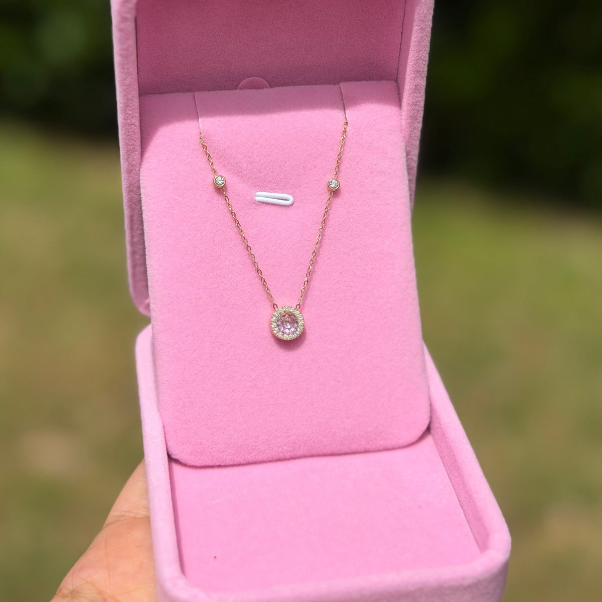 collier-femme-rond-minimaliste-pierres-brillantes-rose
