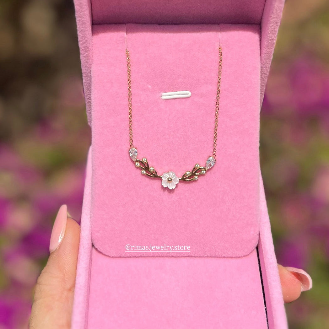 Collier femme avec pendentif fleur en acier inoxydable, résistant à l’eau et durable. Un bijou délicat parfait comme idée cadeau femme au Maroc.